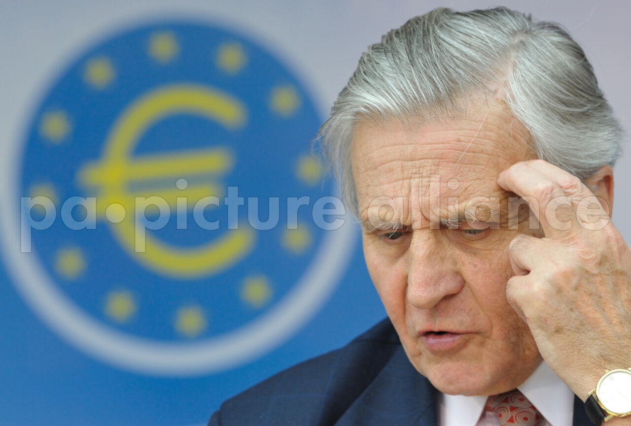 Jean-Claude Trichet, President of the European Central Bank, at a Press Conference in Frankfurt am Main. In the background the euro sign. picture alliance / dpa | Uwe Anspach