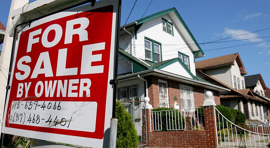 Schild mit der Aufschrift "For Sale" vor Häusern, Picture-Alliance/ dpa | epa Justin Lane