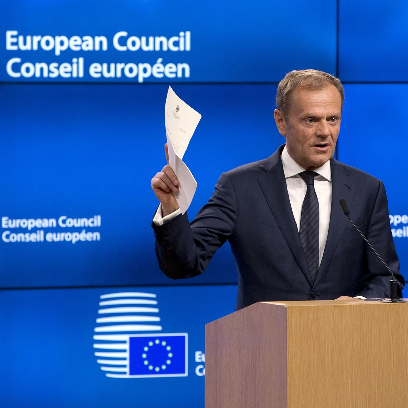 Donald Tusk 2017 mit der Austrittserklärung Großbritanniens, Picture-Alliance/AP Photo | Virginia Mayo