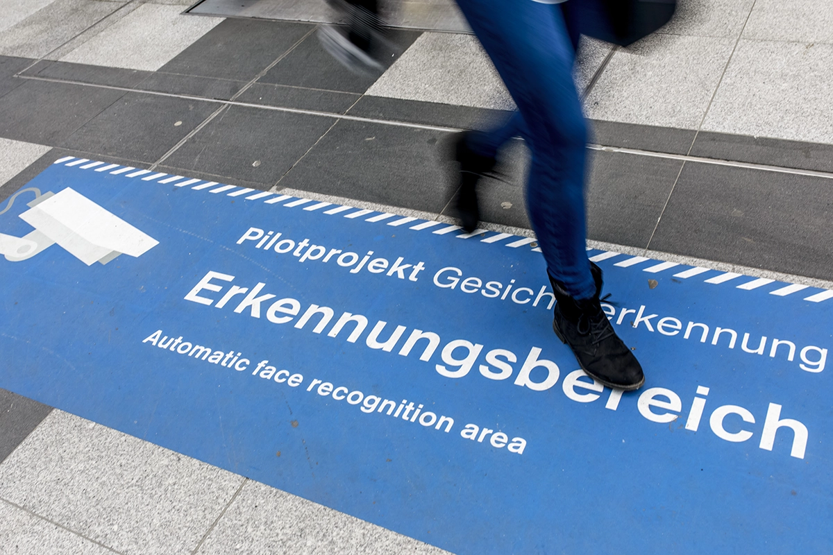 Schild Automatische Gesichtserkennung ©picture alliance / photothek | Michael Gottschalk