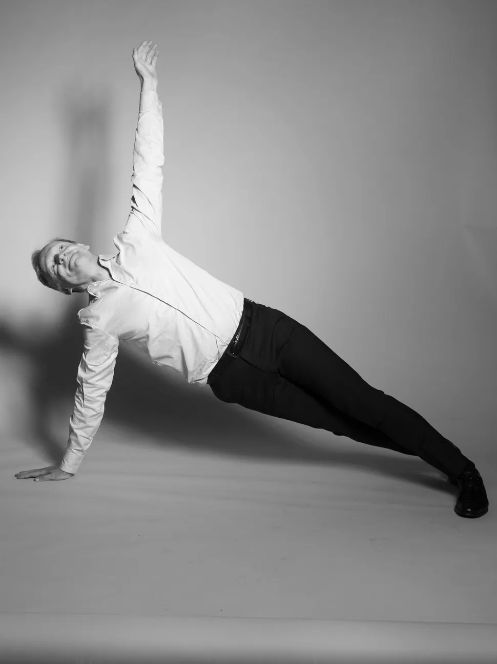 Clemens Fuest in an inclined position on the floor, photo: Regina Recht