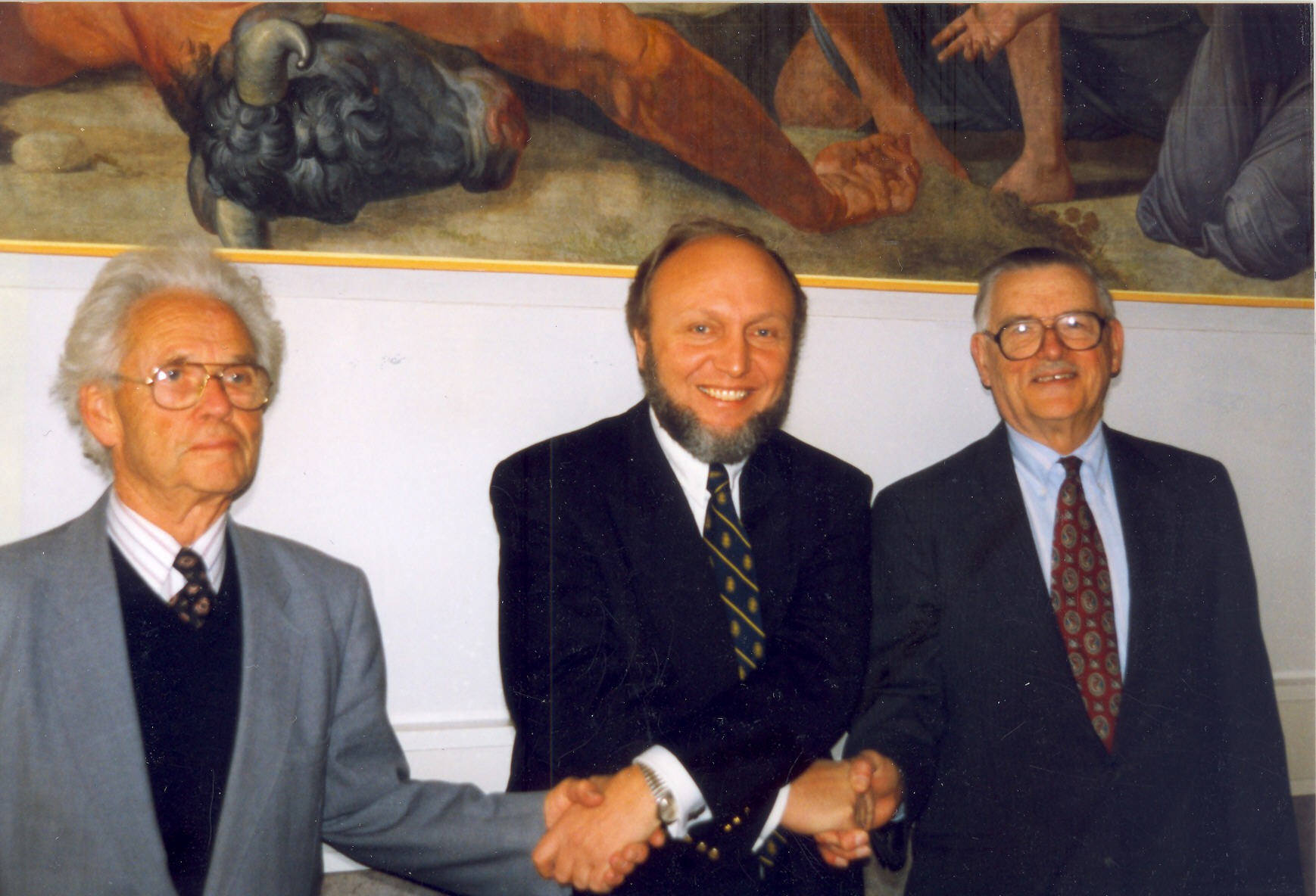 Richard Musgrave (links) mit Hans-Werner Sinn (mitte) und James Buchanan (rechts) halten Hände.