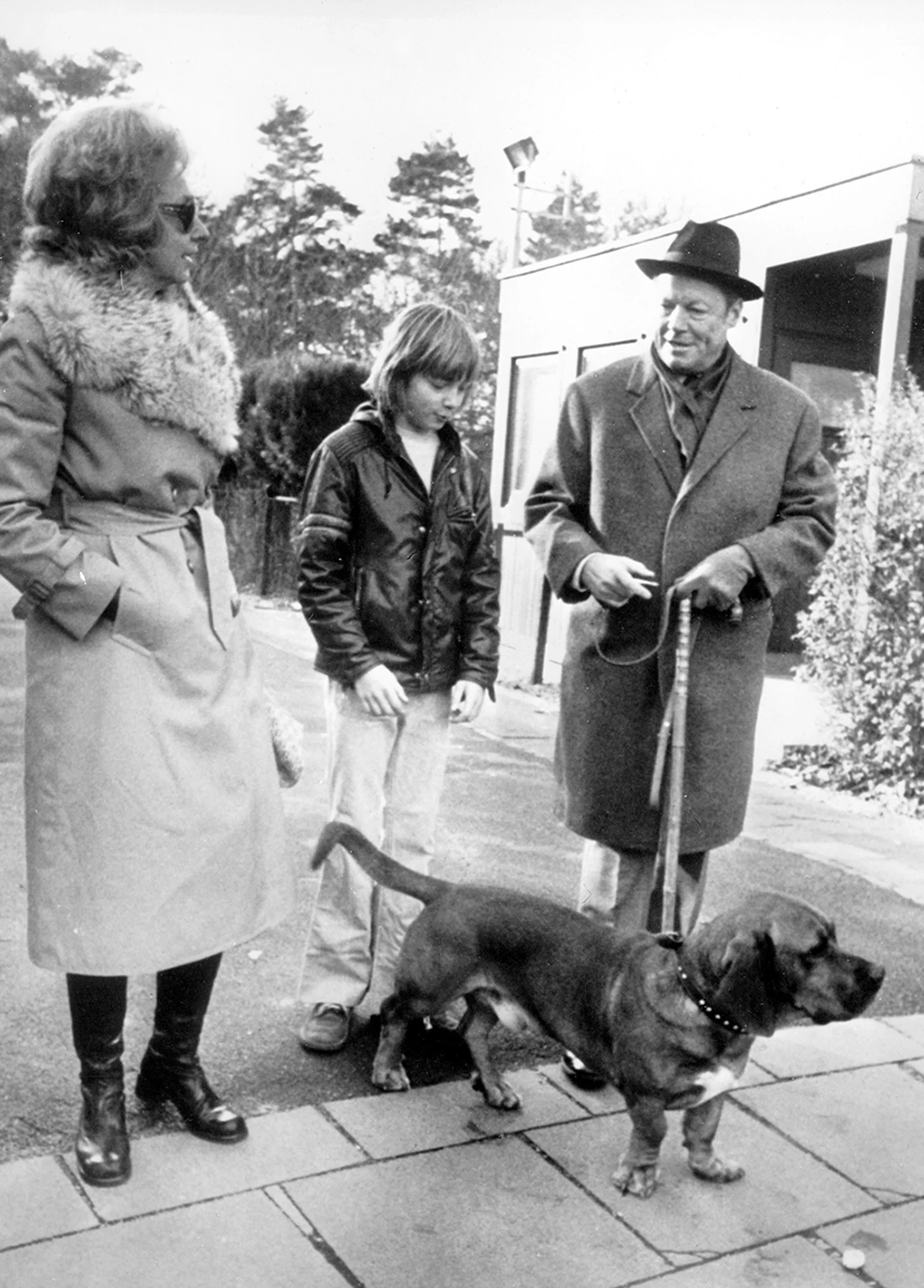 Chancellor Willy Brandt, his wife Rut, son Matthias and dog Bastian taking a walk, Picture-Alliance / dpa | Peter Popp