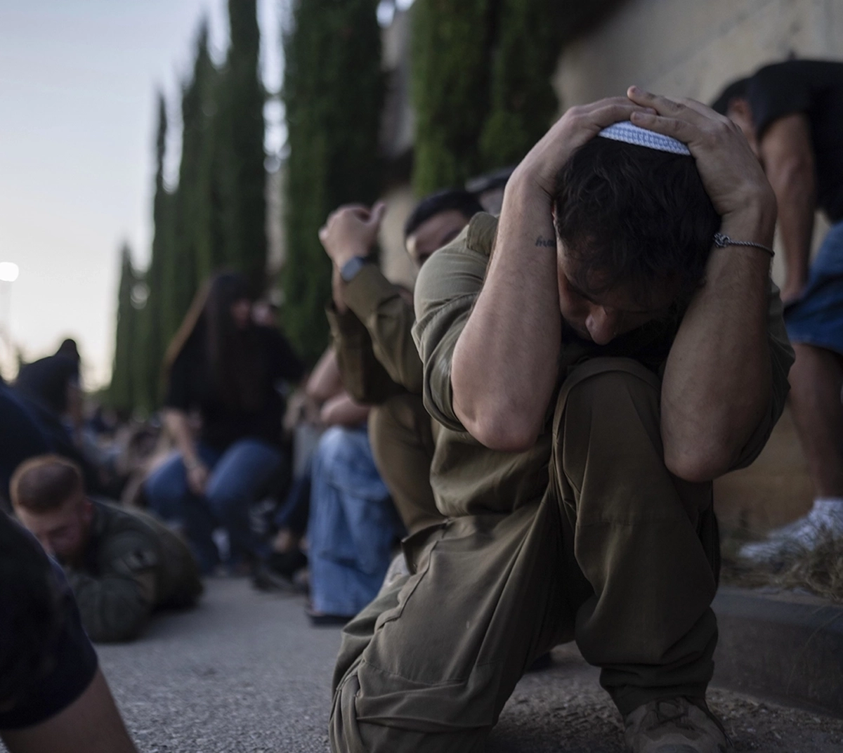 People hiding from rocket fire in Cholon, Picture-Alliance / ASSOCIATED PRESS | Petros Giannakouris