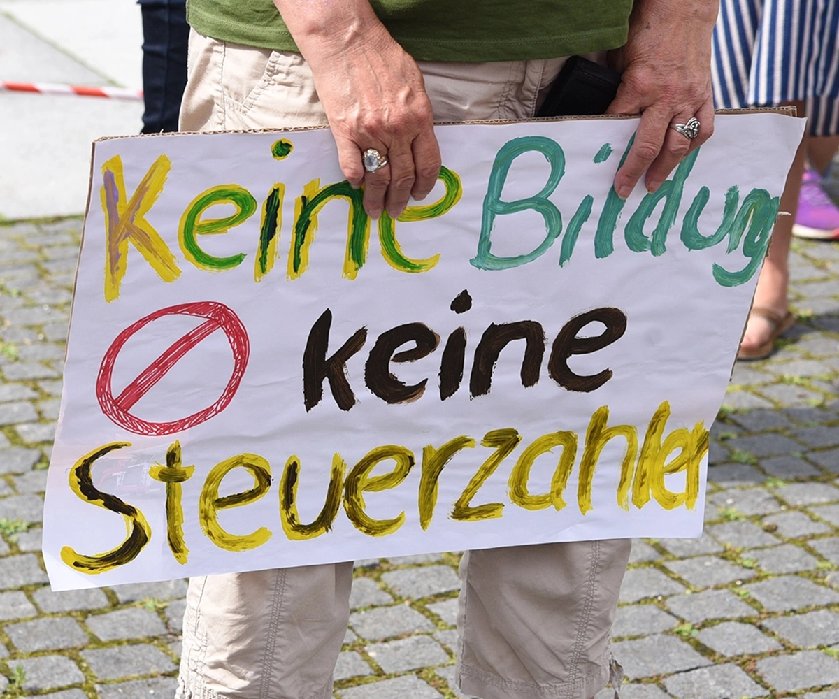 Demonstration poster saying "No education, not tax payers". picture alliance / SZ Photo | Catherina Hess