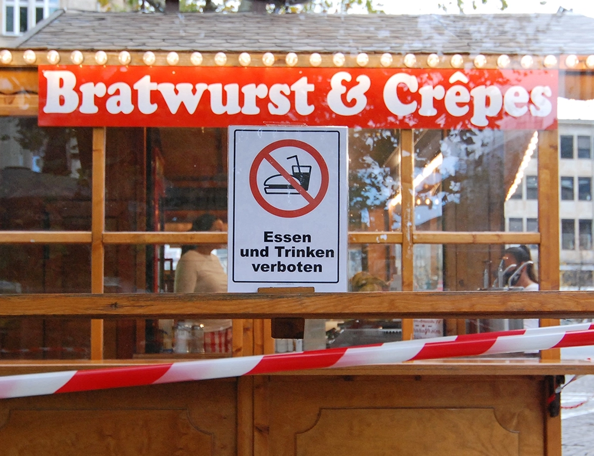 Closure signs of the outdoor area of a snack bar, picture alliance / Wolfgang Minich | Wolfgang Minich