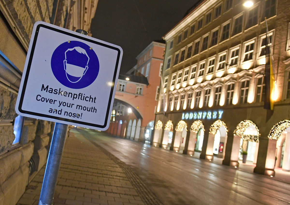 Street sign making aware that it is mandatory to wear masks. picture alliance / SvenSimon | Frank Hoermann/SVEN SIMON