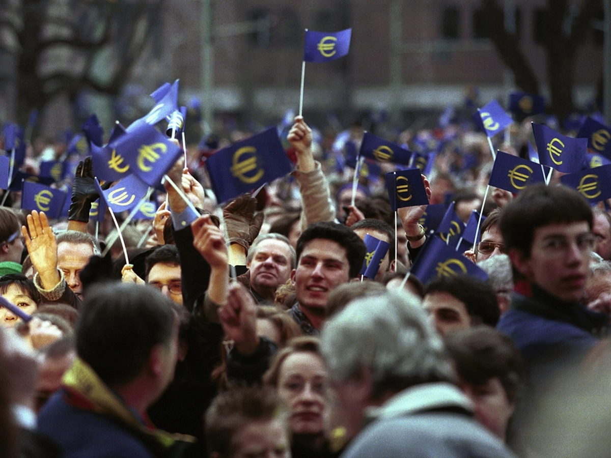 People waving EU flags, picture alliance / Ulrich Baumgarten