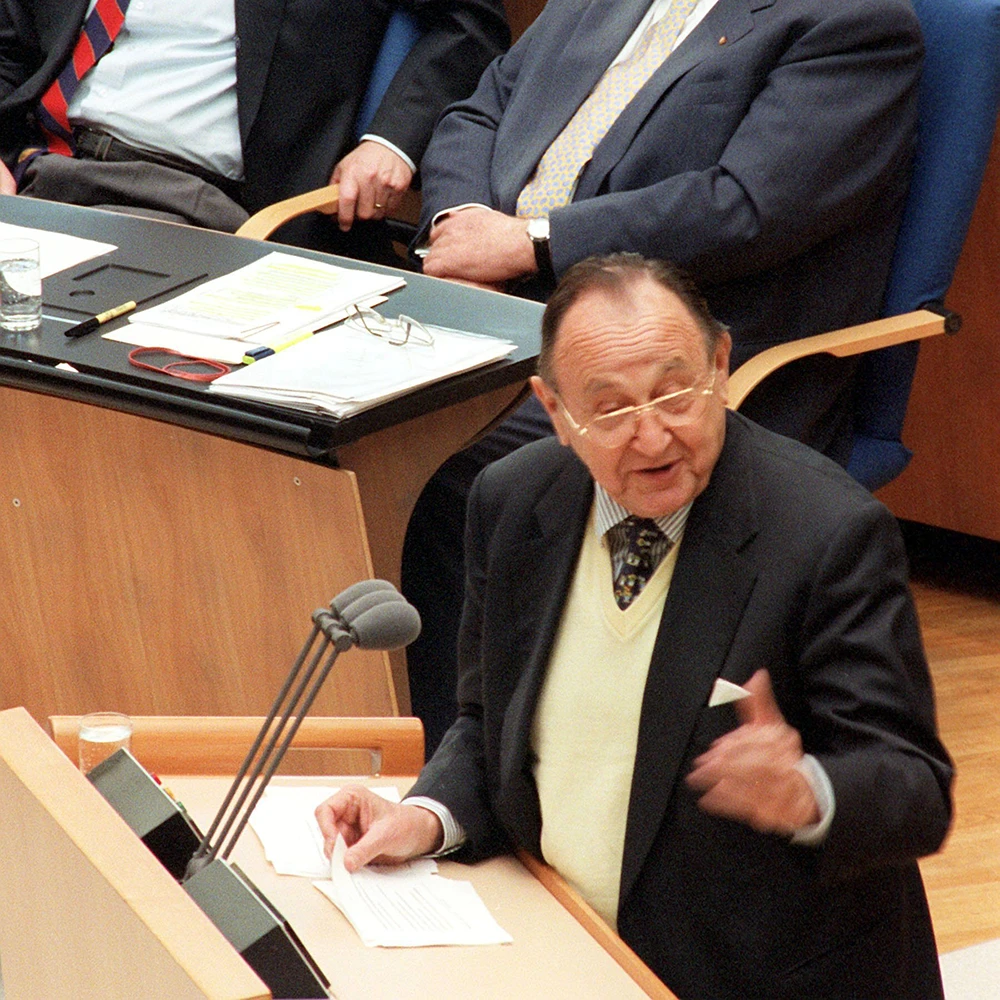 Bundesaußenminister Hans-Dietrich Genscher hält während der Euro-Debatte seine letzte Rede vor dem Parlament. picture-alliance / dpa | Tim Brakemeier