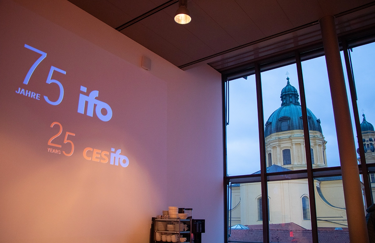 ifo Banner im Literaturhaus, im Hintergrund durch das Fenster Ausblick auf die  Theatinerkirche