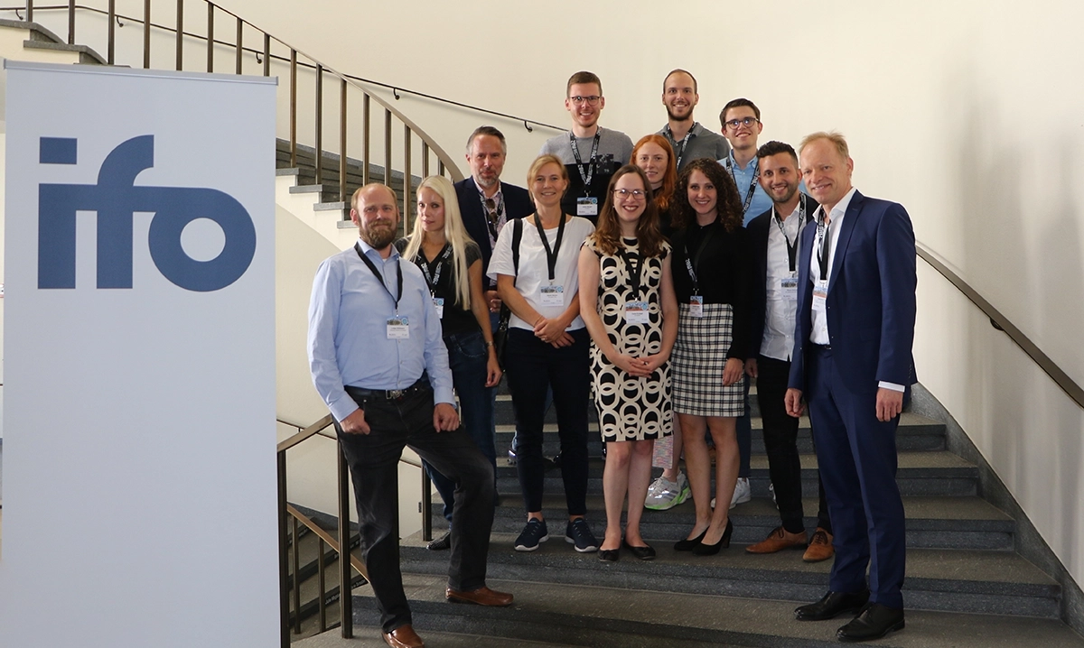 Gruppenfoto von ifo-Forschenden auf der Treppe bei der VfS Tagung Big Data in Basel 2022