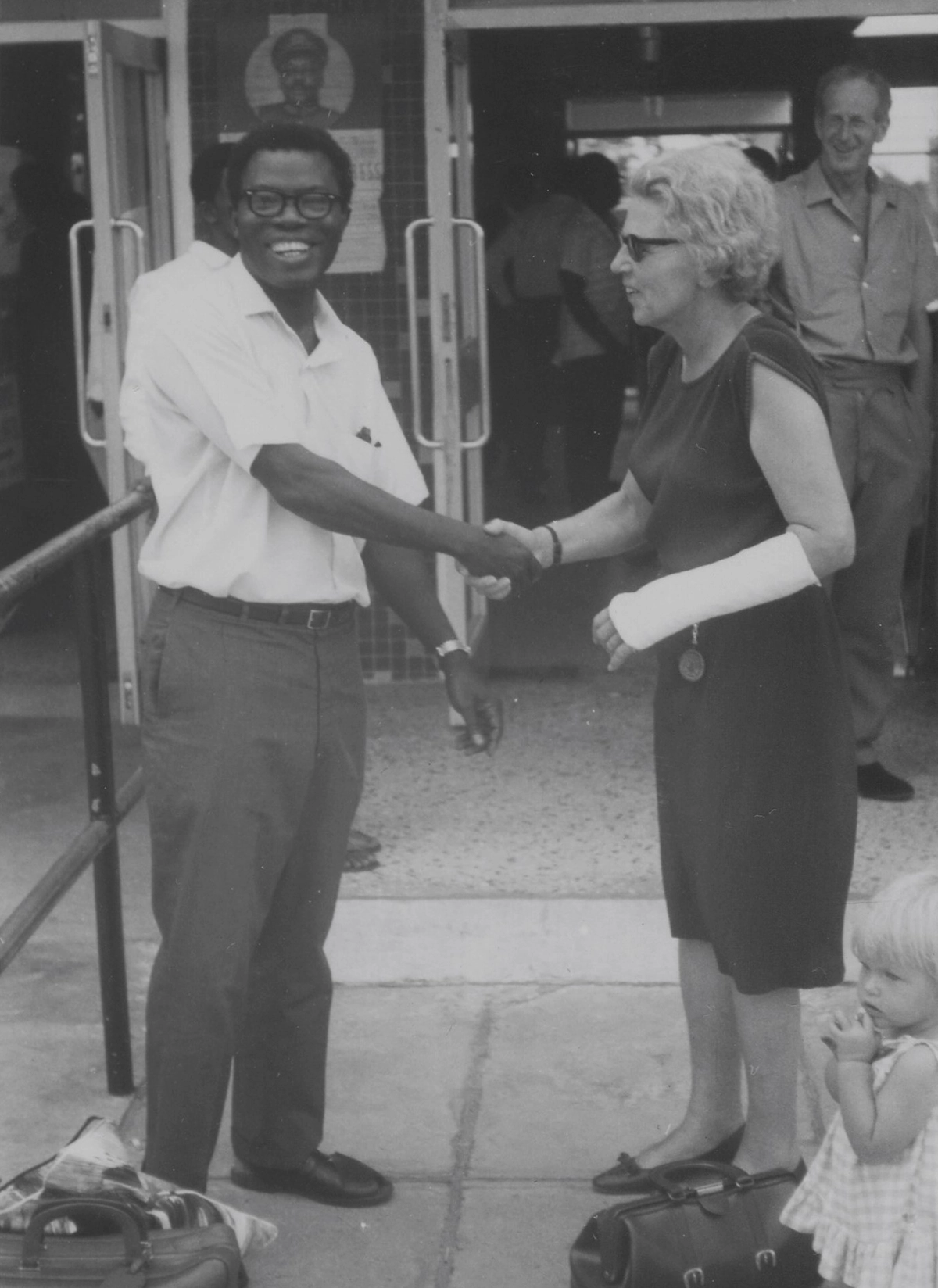 Harlander bei einem Treffen mit Dr. H.M.A. Onitiri. Die beiden schütteln sich die Hand. 