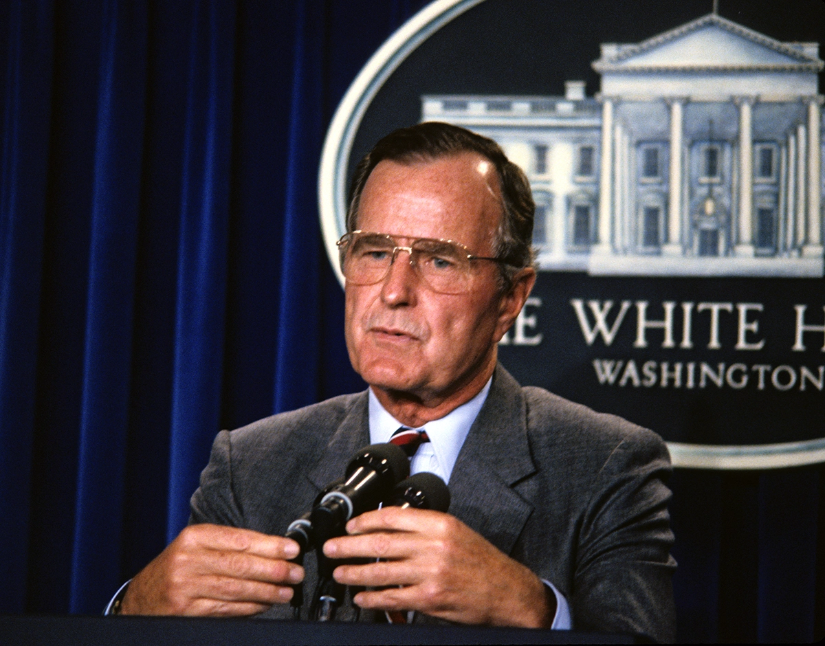 President George Bush 1990 bei einer Pressekonferenz. Bild: picture alliance / Howard L. Sachs