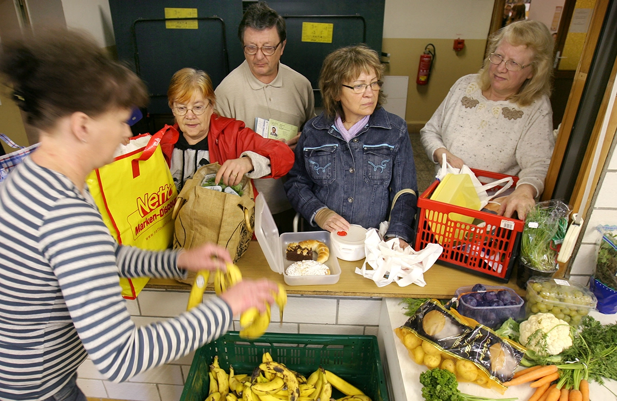 Viele Alleinerziehende und Geringverdiener sind nach der Einführung von Hartz IV auf die „Tafel“ angewiesen, 2006. | picture alliance