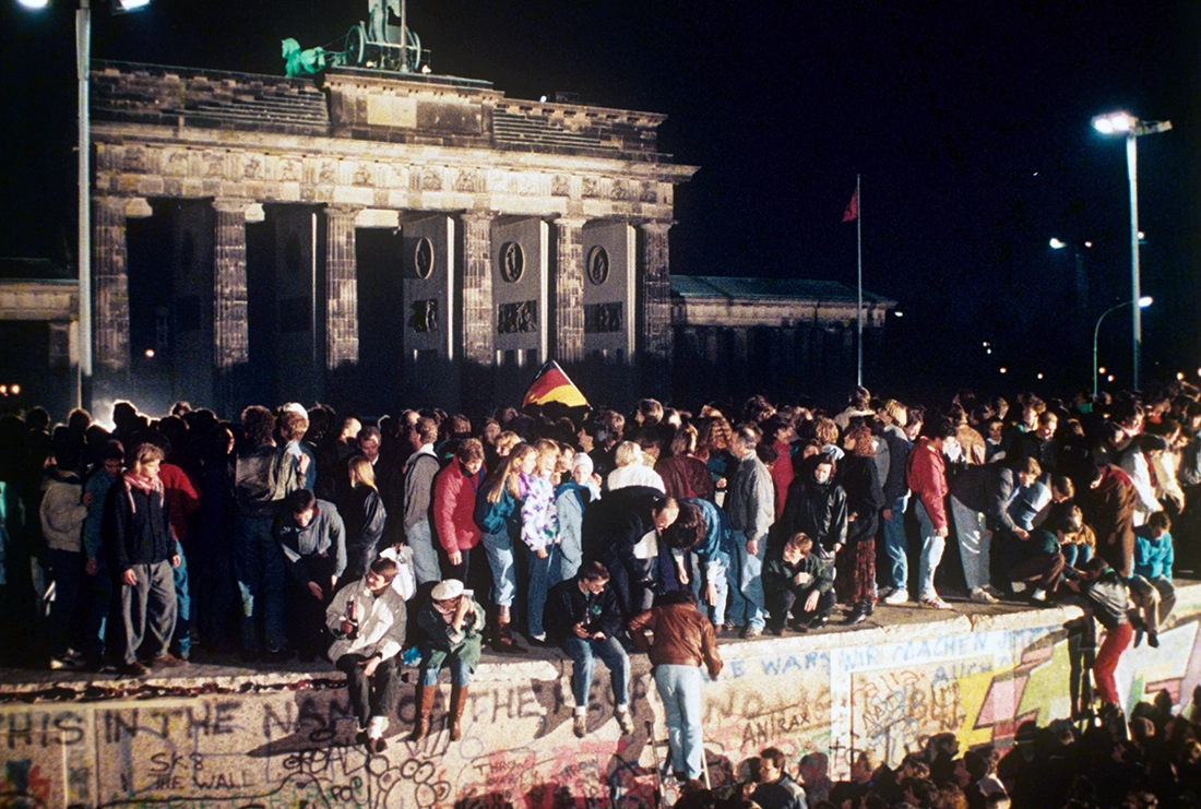 Celebrations marking the fall of the Berlin Wall in Berlin, 1989. Picture-Alliance / Lehtikuva Oy | Lehtikuva Oy