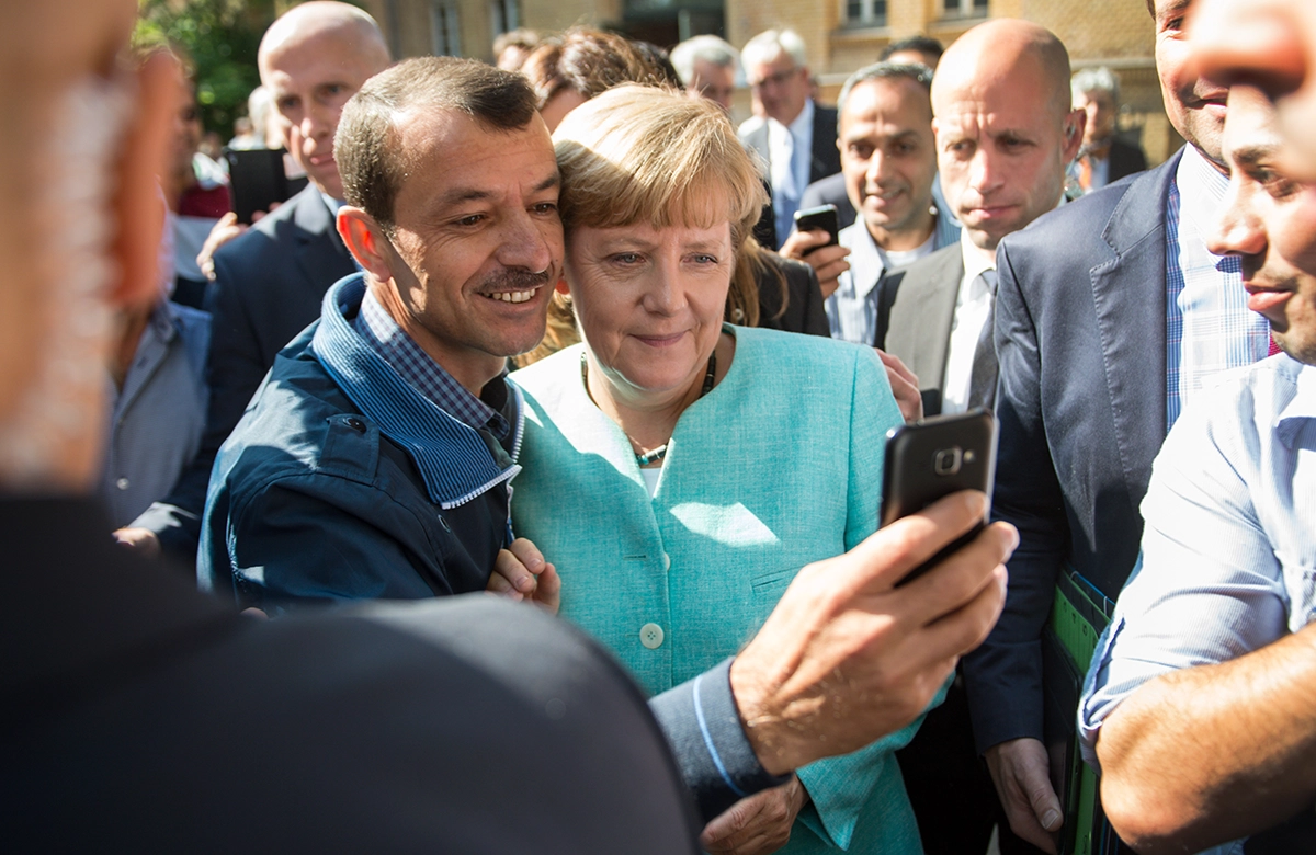 Angela Merkel macht Selfie mit Flüchtling, picture alliance / dpa | Bernd Von Jutrczenka