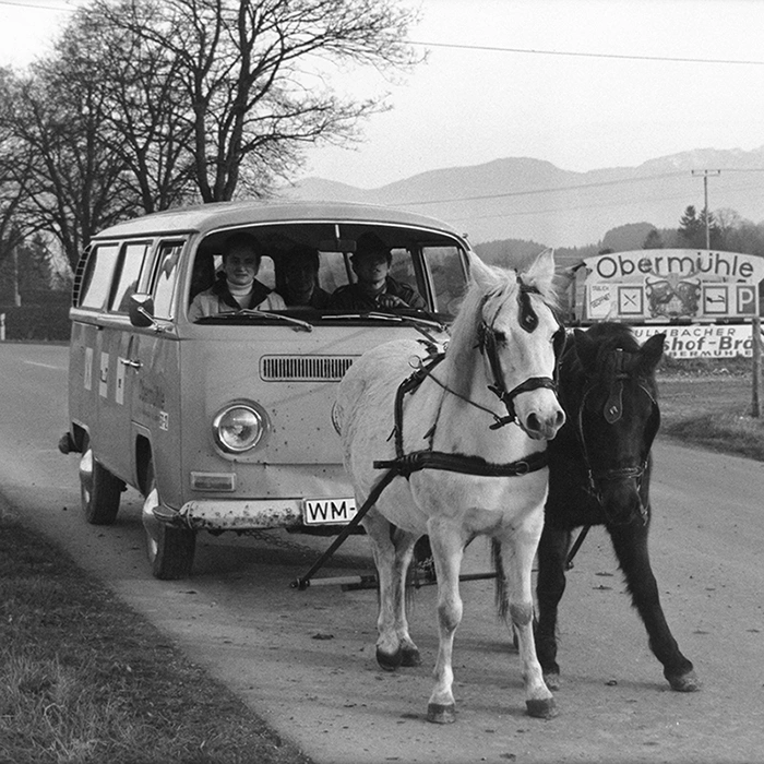 : Horses pulling a VW bus, Picture-Alliance / Keystone | Roedel