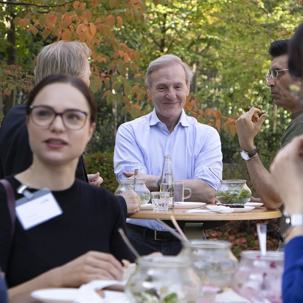 Exchange between scientists during the lunch break of the conference